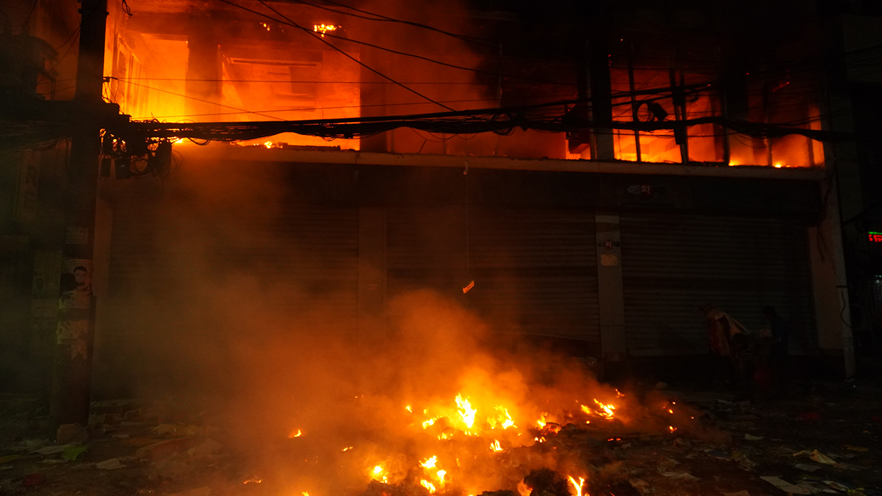 আতঙ্কের আগুনে যে শহরে আলো নিখোঁজ