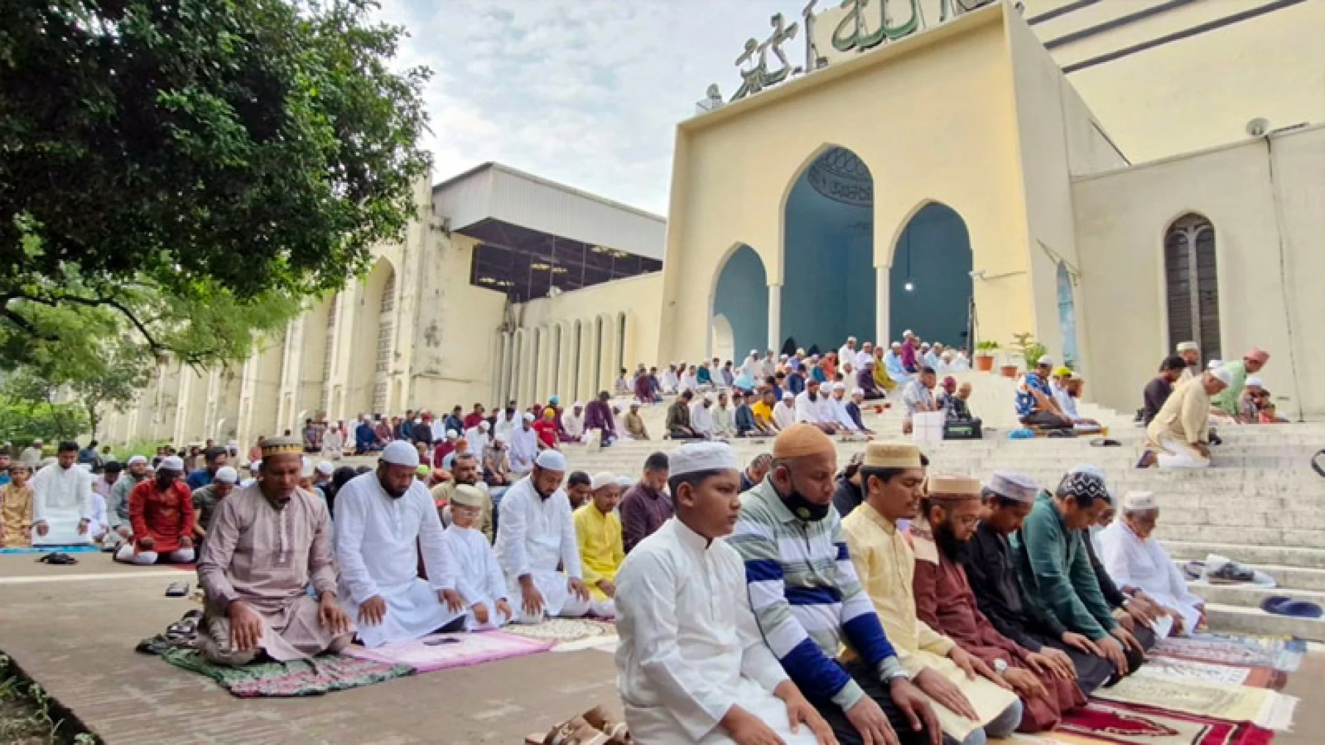 বায়তুল মোকাররমে মুসল্লিদের ঢল