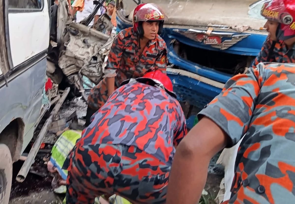পাবনায় মরদেহবাহী অ্যাম্বুলেন্সের সঙ্গে বাসের সংঘর্ষে ২ জন নিহত