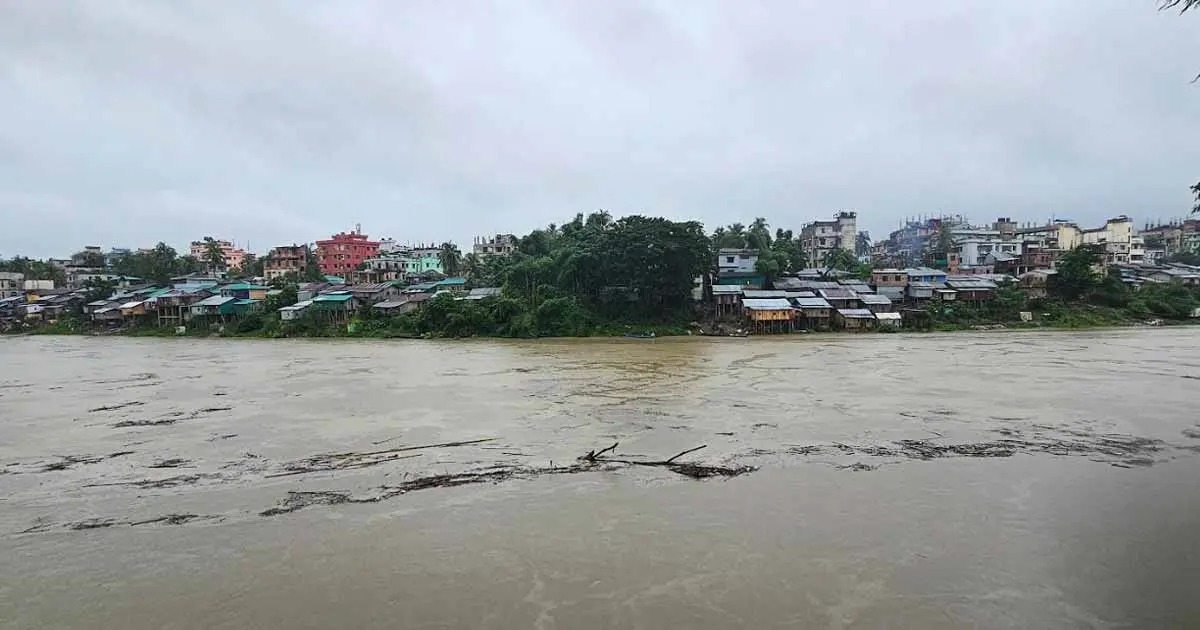 ভারী বৃষ্টিতে থানচিতে আটকা পড়েছেন শতাধিক পর্যটক