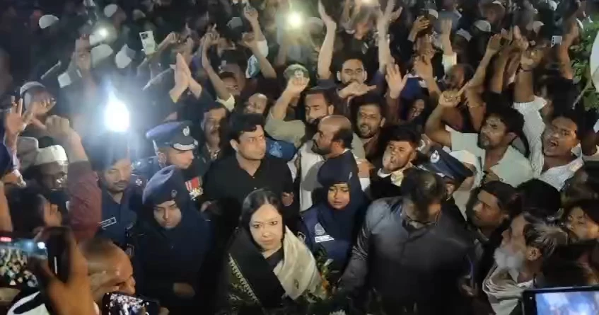 শহীদ মিনারে রুমিন ফারহানাকে বাধা, ফিরে গেলেন শ্রদ্ধা না দিয়েই