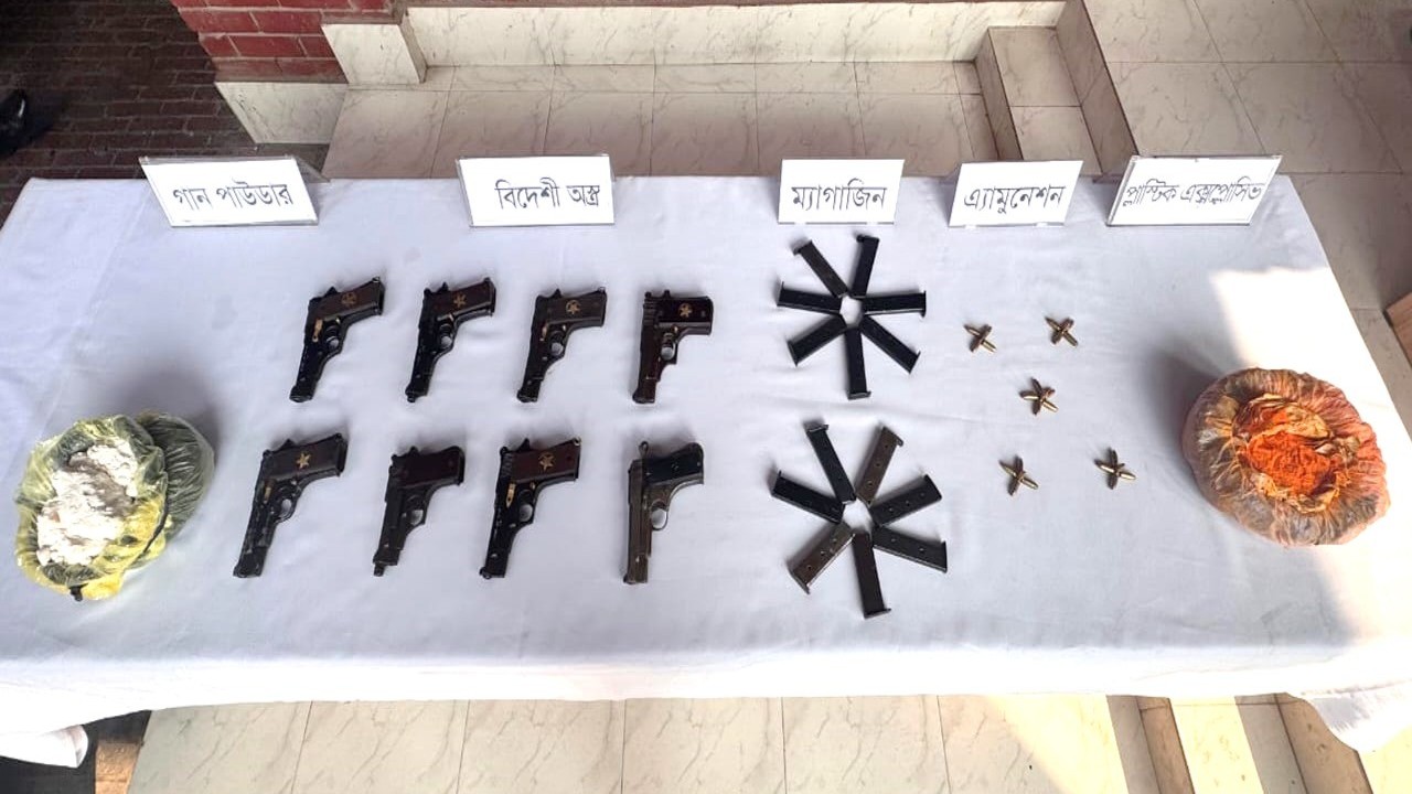 ঢাকার বিমানবন্দর স্টেশনে ট্রেন থেকে অস্ত্র-বিস্ফোরক উদ্ধার