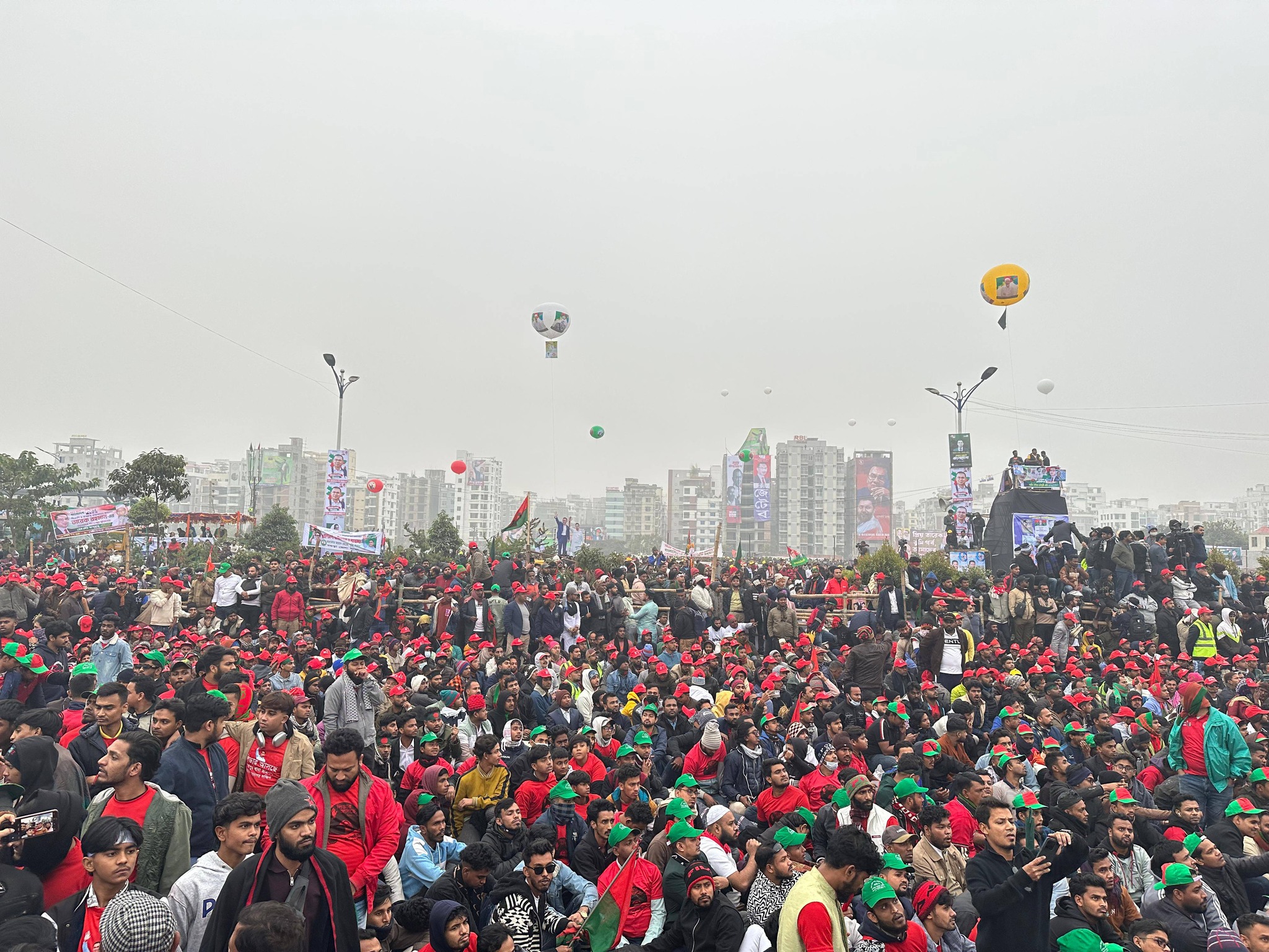 ৩০০ ফিট সড়কে জনস্রোত, যাচ্ছেন তারেক রহমান