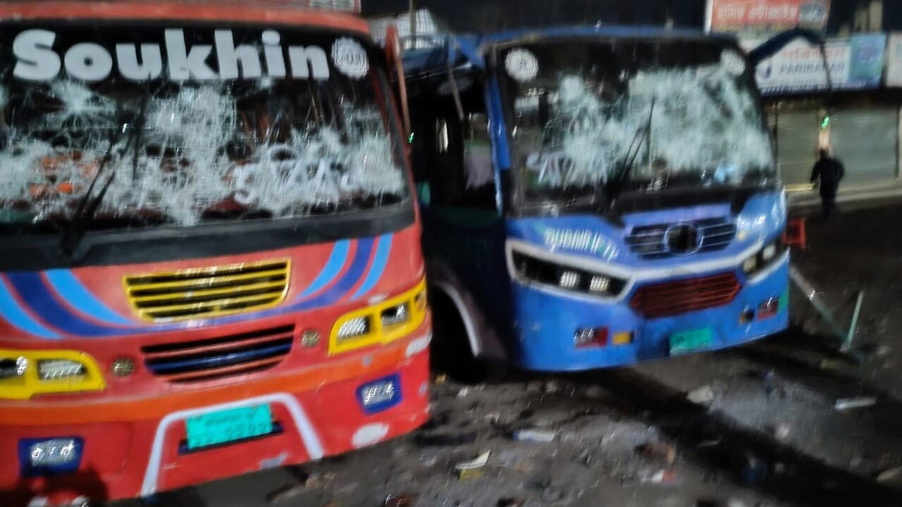 হাফভাড়া নিয়ে দ্বন্দ্ব, বরিশালে অর্ধশতাধিক বাস ভাঙচুর