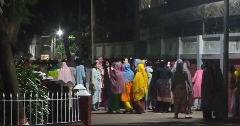 ছাত্ররাজনীতি নিষিদ্ধের দাবিতে মধ্যরাতে ইডেনে বিক্ষোভ