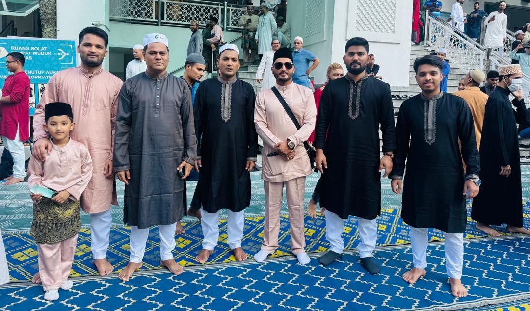 প্রবাসে ঈদের তাকবিরেই চোখের কোণায় জল টলমল
