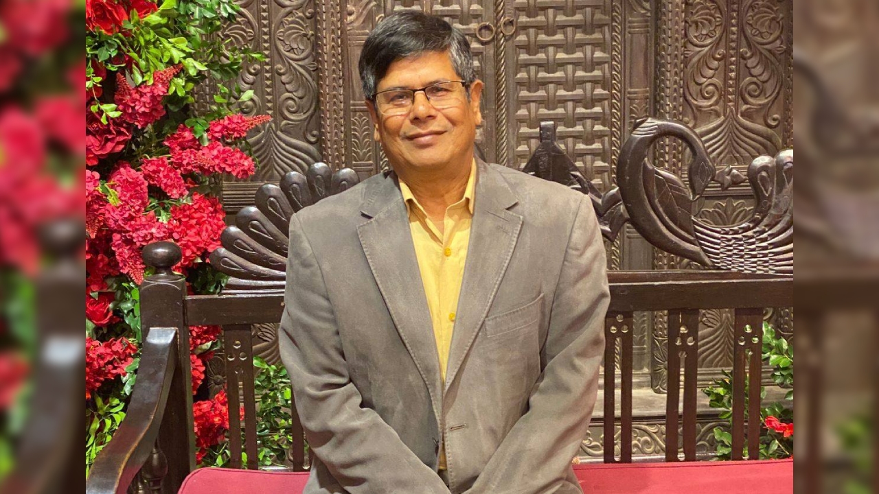 সাবেক সচিব শহীদ খানের দেশত্যাগে নিষেধাজ্ঞা