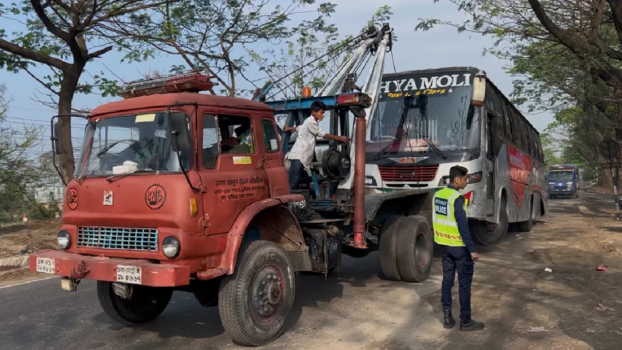 ফেনীতে বাস-অ্যাম্বুলেন্স-মোটরসাইকেলের সংঘর্ষে নিহত ৩