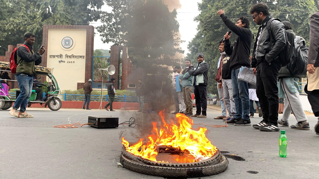 ওসমান হাদি হত্যার বিচার দাবিতে ঢাকা-রাজশাহী মহাসড়ক অবরোধ