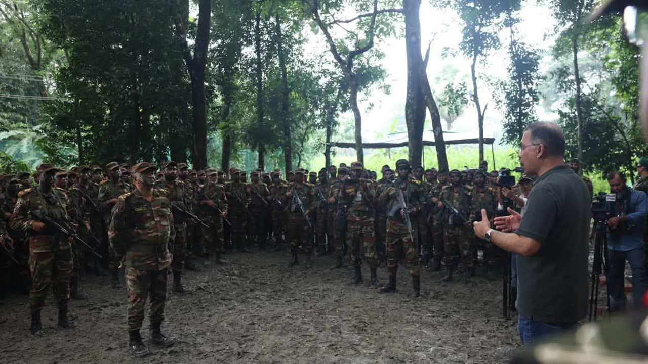 বাবুগঞ্জে সেনাবাহিনীর গ্রীষ্মকালীন মহড়া পরিদর্শন করলেন প্রধানমন্ত্রী