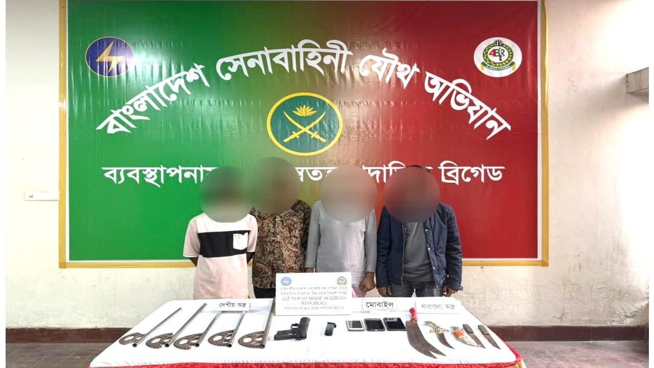 বংশালে থানা থেকে লুট হওয়া বিদেশি পিস্তলসহ গ্রেপ্তার ৪