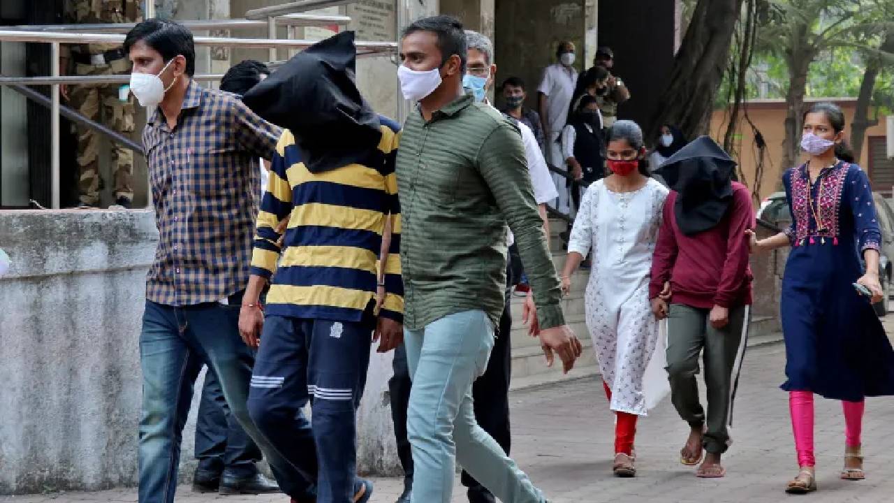 অনলাইন প্ল্যাটফর্মে ভারতে মুসলিম নারীদের ছবি ব্যবহার করে ভুয়া নিলামের আয়োজনের অভিযোগে দুইজনকে গ্রেপ্তার করা হয়। ছবি: রয়টার্স
