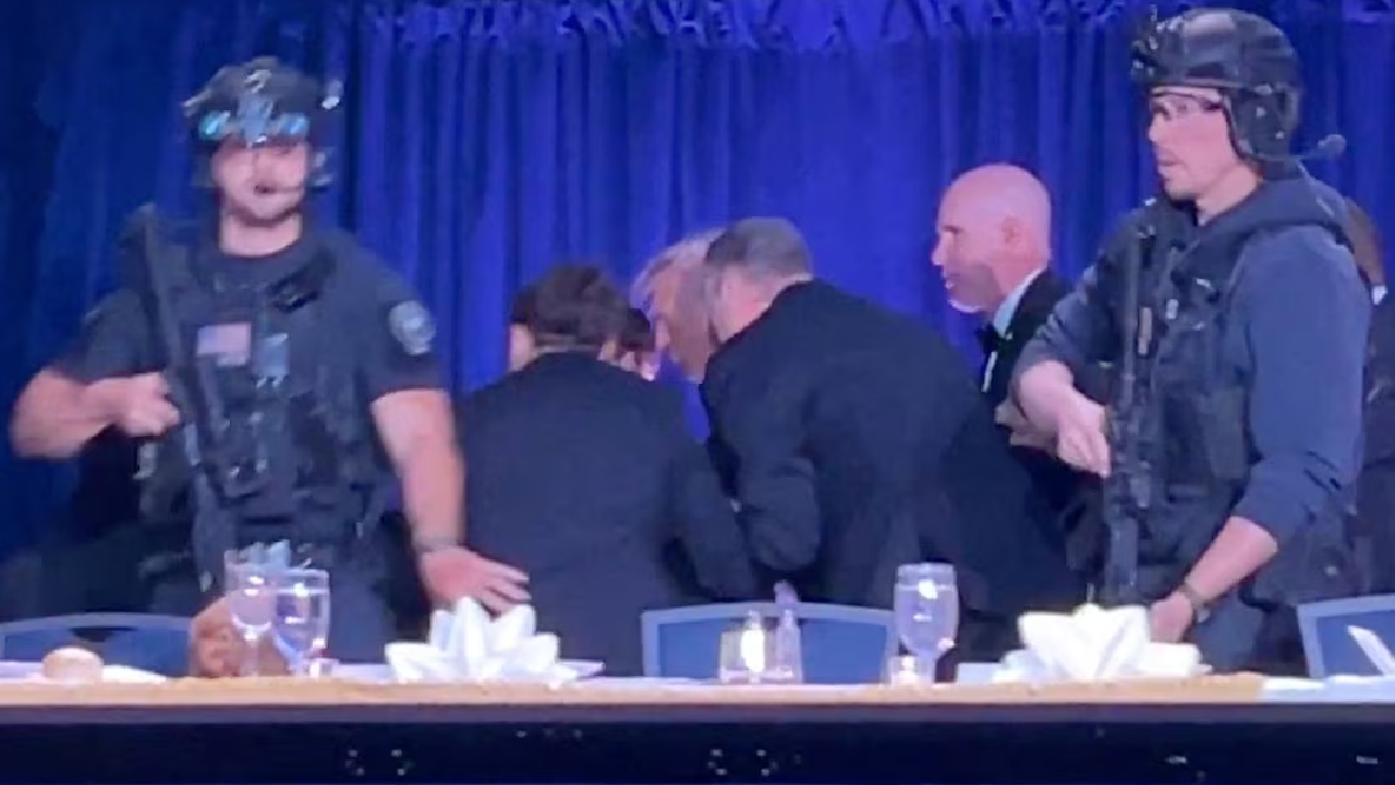 সাংবাদিকদের সঙ্গে নৈশভোজের সময় গুলি, সরিয়ে নেওয়া হলো ট্রাম্পকে