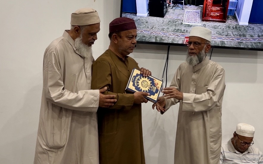 অস্ট্রেলিয়ায় শিক্ষার্থীর কাছে অস্ট্রেলিয়ান মুসলিম ওয়েলফেয়ার সেন্টারের কোরআন হস্তান্তর