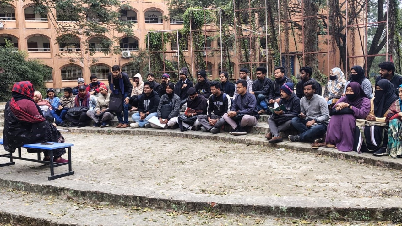 খোলা আকাশের নিচে ক্লাস করছেন বরিশাল বিশ্ববিদ্যালয়ের শিক্ষার্থীরা