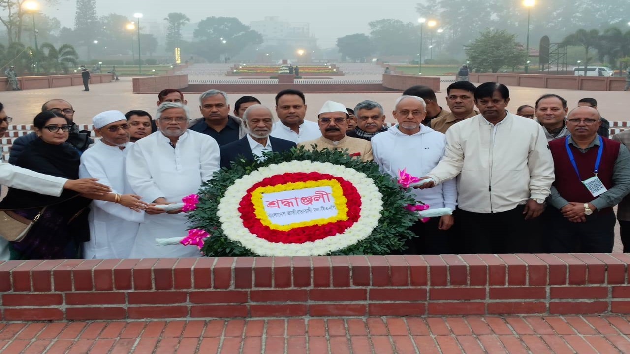 স্মৃতিসৌধে তারেক রহমানের পক্ষে শ্রদ্ধা