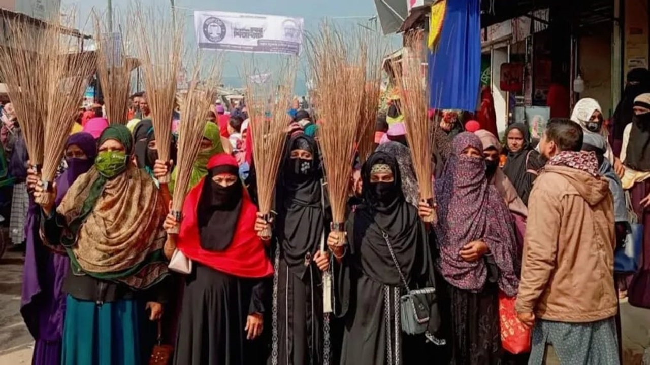 জামায়াত আমিরের নারীদের কটূক্তির প্রতিবাদে বরিশালে ঝাড়ু মিছিল