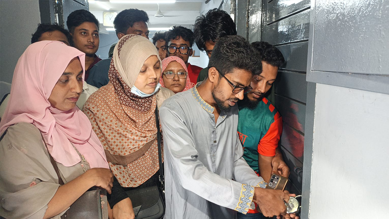 বরিশালে সিভিল সার্জনকে অপসারণের দাবিতে বিক্ষোভ