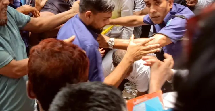 নারায়ণগঞ্জে আদালতে হত্যা মামলার অভিযুক্তকে সংঘবদ্ধ পিটুনি