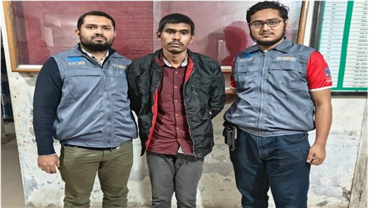 স্বরাষ্ট্র উপদেষ্টা পরিচয়ে ডিসিকে মেসেজ, প্রতারক শামীম ওসমান গ্রেপ্তার