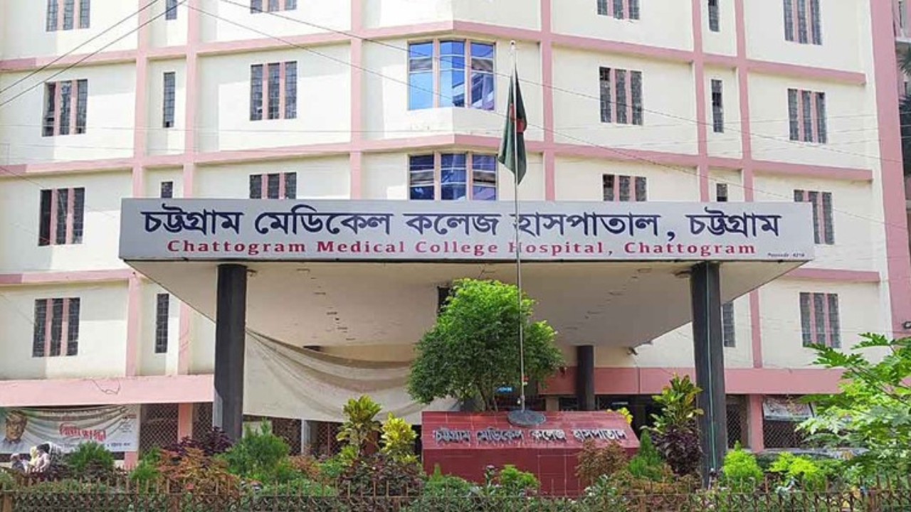 চমেকে ইন্টার্ন চিকিৎসকদের দ্বিতীয় দিনের মতো কর্মবিরতি