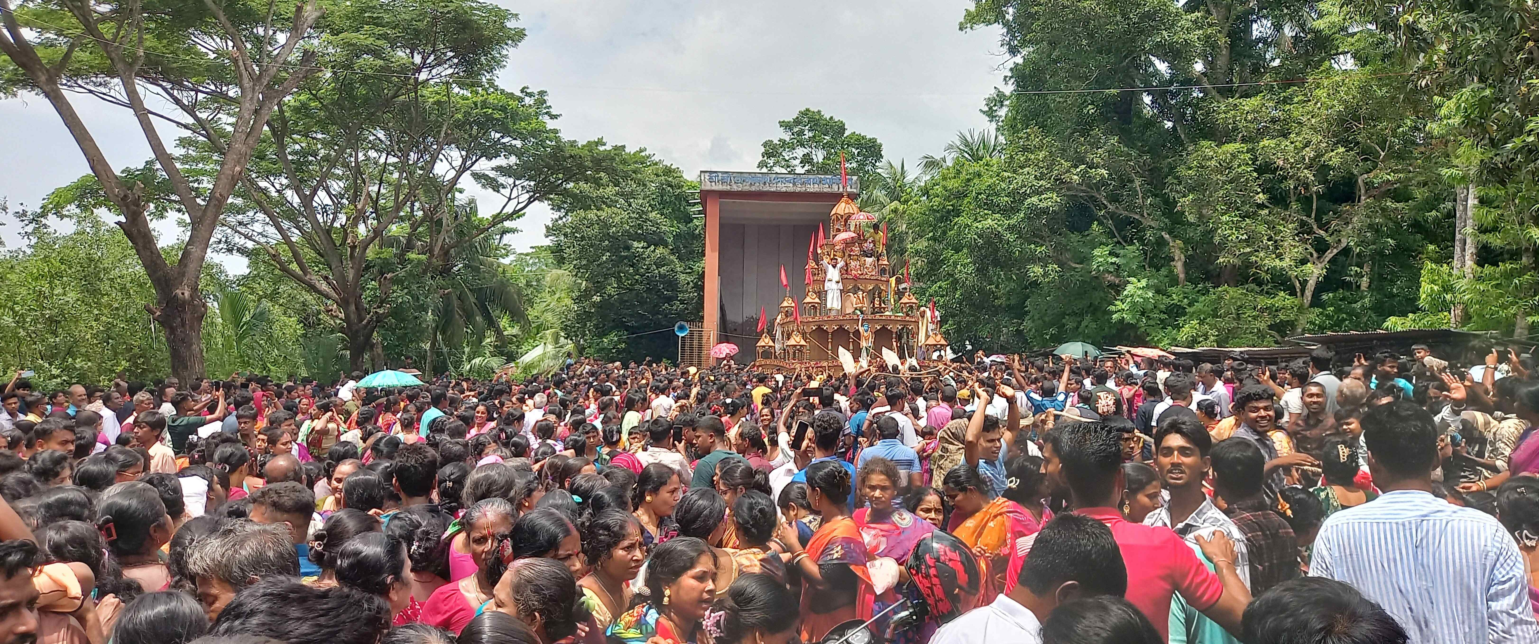 বাগেরহাটের প্রায় ৪০০ বছরের প্রাচীন রথমেলায় দর্শনার্থীদের ঢল