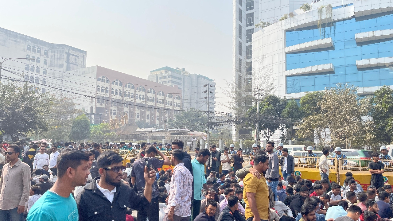 তিন দফা দাবিতে ইসির সামনে ছাত্রদল, নির্বাচন ভবনে নিরাপত্তা জোরদার