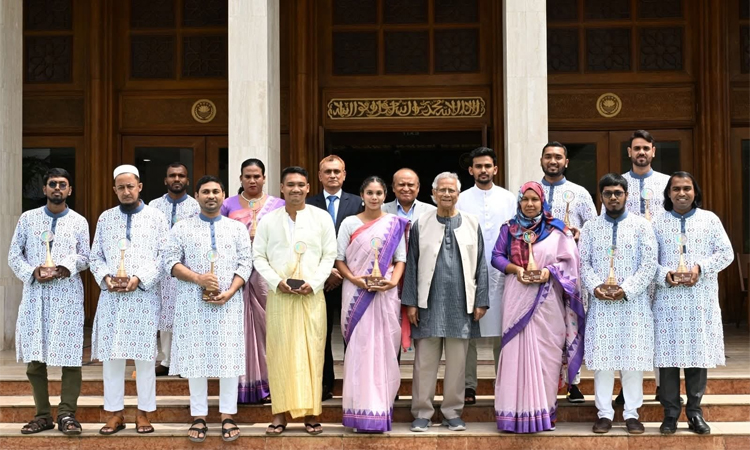 প্রধান উপদেষ্টা ১২ তরুণকে ‘ইয়ুথ ভলান্টিয়ার অ্যাওয়ার্ড’ দিলেন