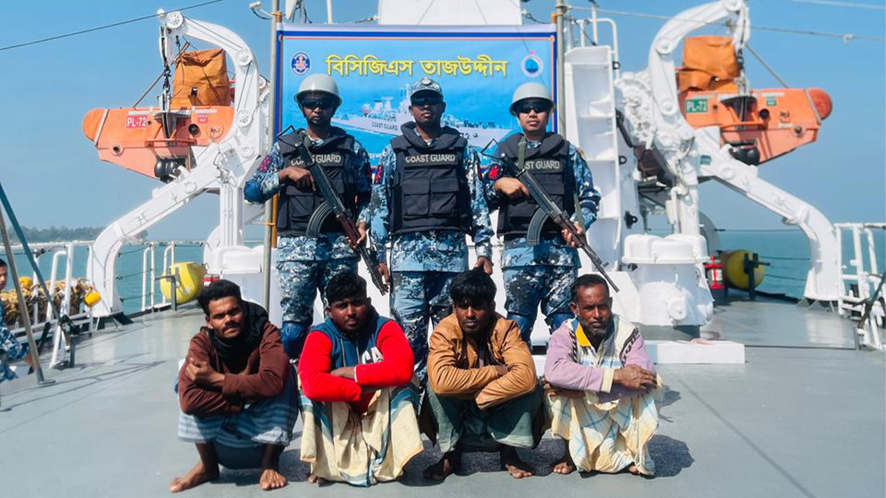 সাগরে ভাসমান ৪ জেলেকে উদ্ধার করল কোস্টগার্ড
