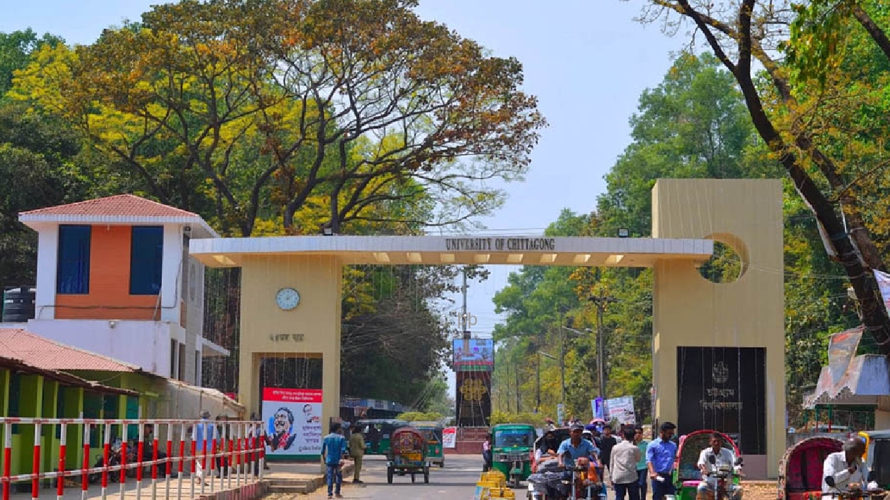 ‘নিয়োগে অনিয়ম’ ঘিরে চবিতে দুদকের অভিযান