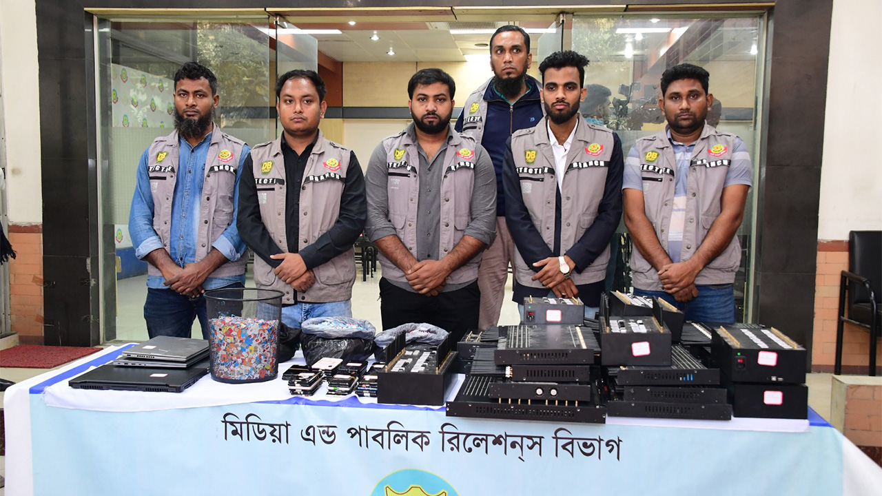 ৫ চীনা নাগরিকসহ প্রতারণা চক্রের আট সদস্য গ্রেপ্তার, ৫১ হাজার সিম উদ্ধার