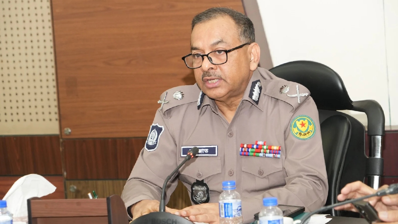 হাদির হত্যাকাণ্ডে জড়িতদের নাম-ঠিকানা উন্মোচন করে দেব: ডিএমপি কমিশনার