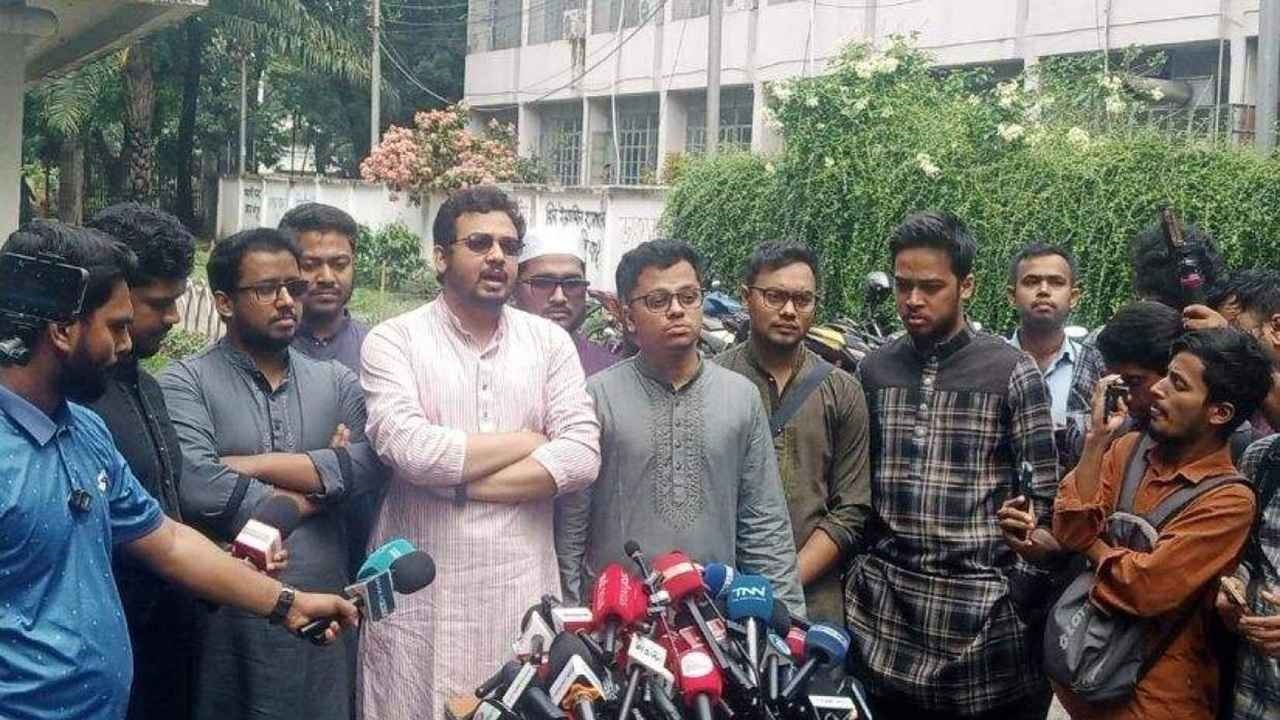 তিন দফা দাবিতে আয়োজিত এই কর্মসূচিতে ডাকসুর দুই সম্পাদক। ছবি: সংগৃহীত