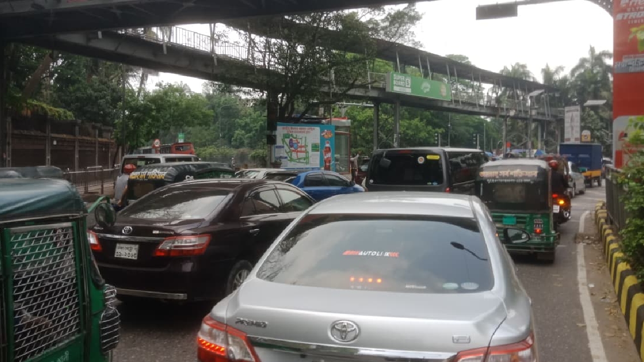 দীর্ঘ ছুটি কাটিয়ে কর্মচাঞ্চল্য ফিরেছে রাজধানীতে