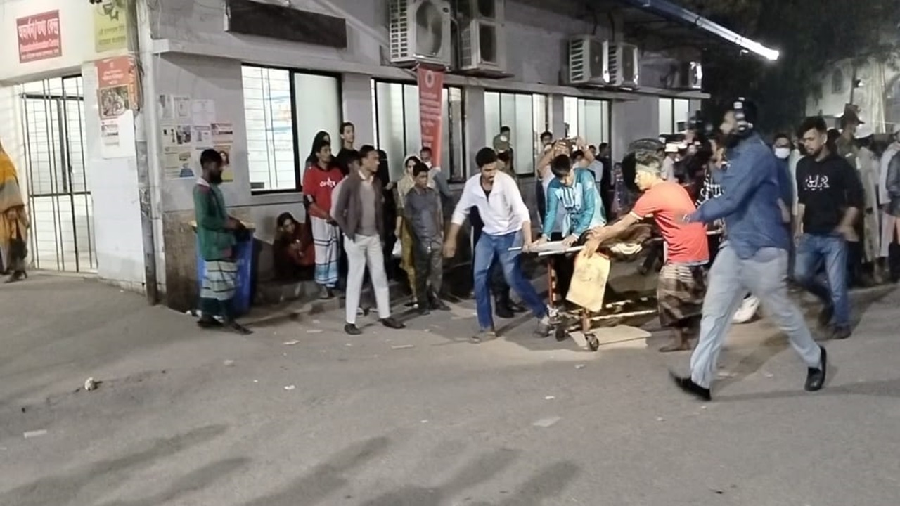 ইনকিলাব মঞ্চের সঙ্গে পুলিশের দ্বিতীয় দফা সংঘর্ষ, আহত বেড়ে ৯৬