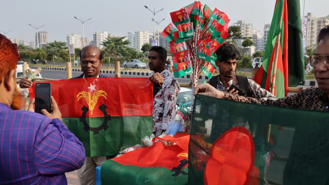 গণঅভ্যুত্থানে সাবেক প্রধানমন্ত্রী শেখ হাসিনার পতনের পর প্রথমবারের মতো নির্বাচন অনুষ্ঠিত হতে যাচ্ছে। ছবি: রয়টার্স