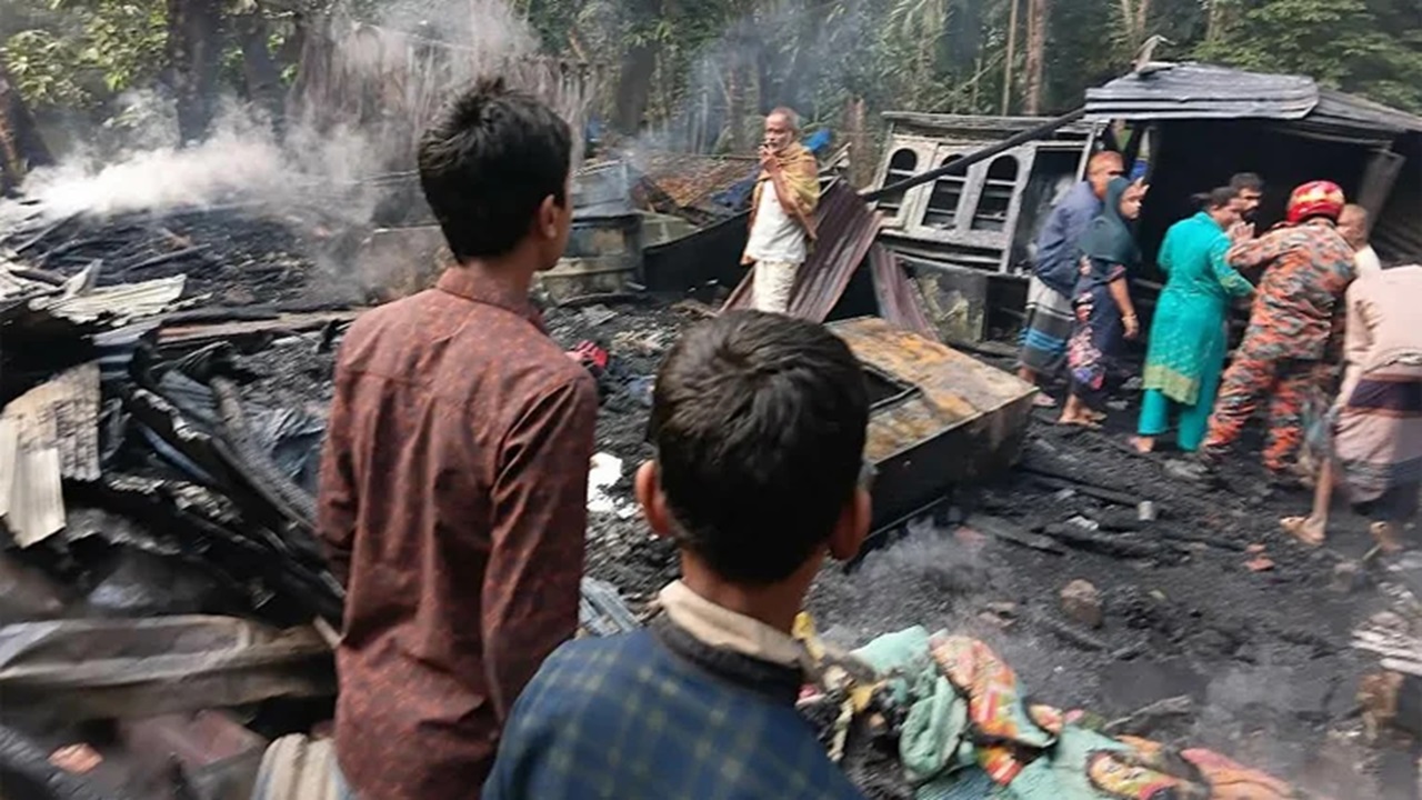 লক্ষ্মীপুরে বসতঘরে আগুন, চার মাসের শিশুর মৃত্যু