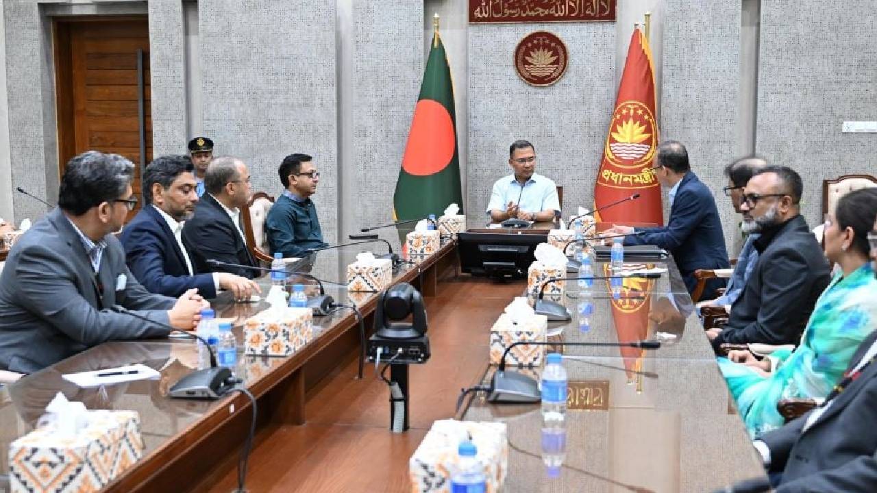 পোশাক শিল্প বিকাশে প্রতিবন্ধকতা দূর করার নির্দেশ প্রধানমন্ত্রীর