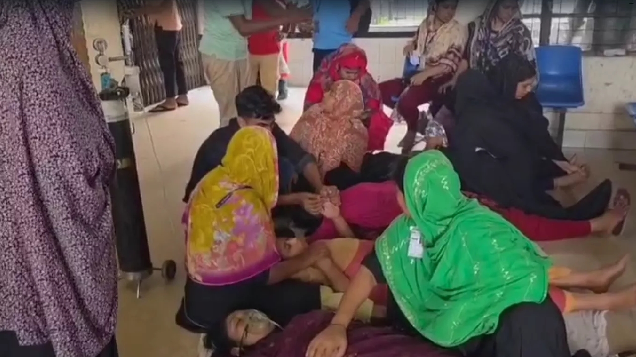 গাজীপুরে গণ-হিস্টিরিয়ায় আক্রান্ত হয়ে অর্ধশতাধিক শ্রমিক হাসপাতালে