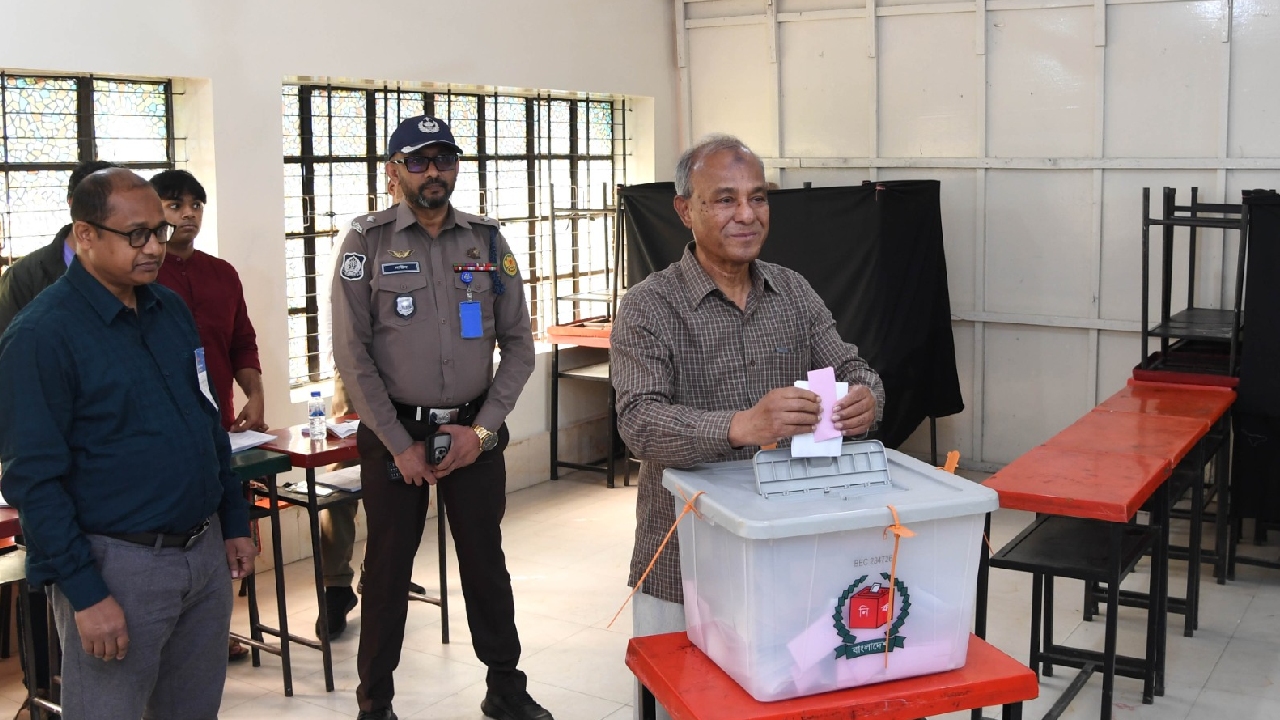 কিছু বিচ্ছিন্ন ঘটনা ছাড়া নির্বাচন সুষ্ঠু হচ্ছে: স্বরাষ্ট্র উপদেষ্টা