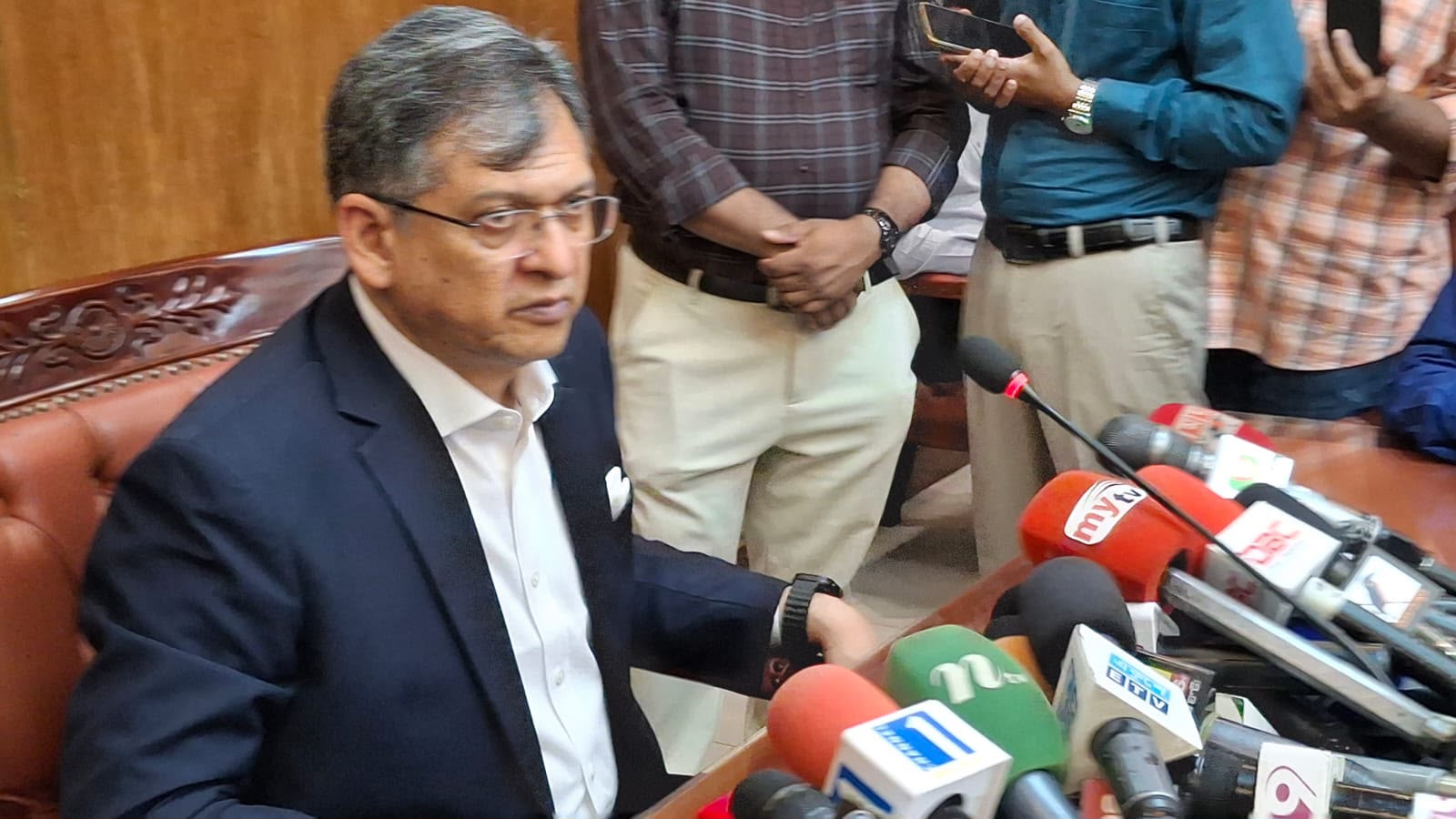 একটি স্বার্থান্বেষী মহল  সরকারকে বিব্রত করার চেষ্টা করছে: স্বরাষ্ট্রমন্ত্রী