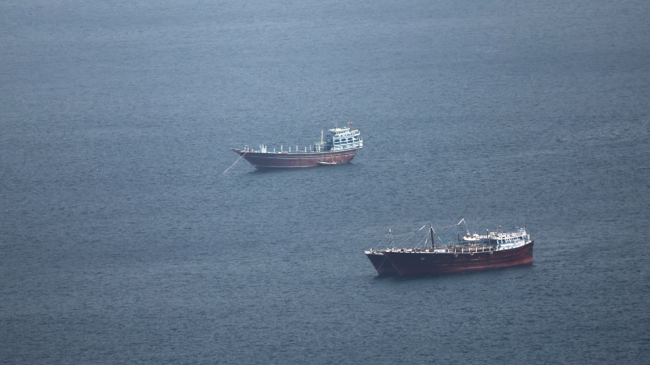 হরমুজ প্রণালি পার হওয়ার চেষ্টা করলে জাহাজে আগুন ধরিয়ে দেওয়া হবে: আইআরজিসি