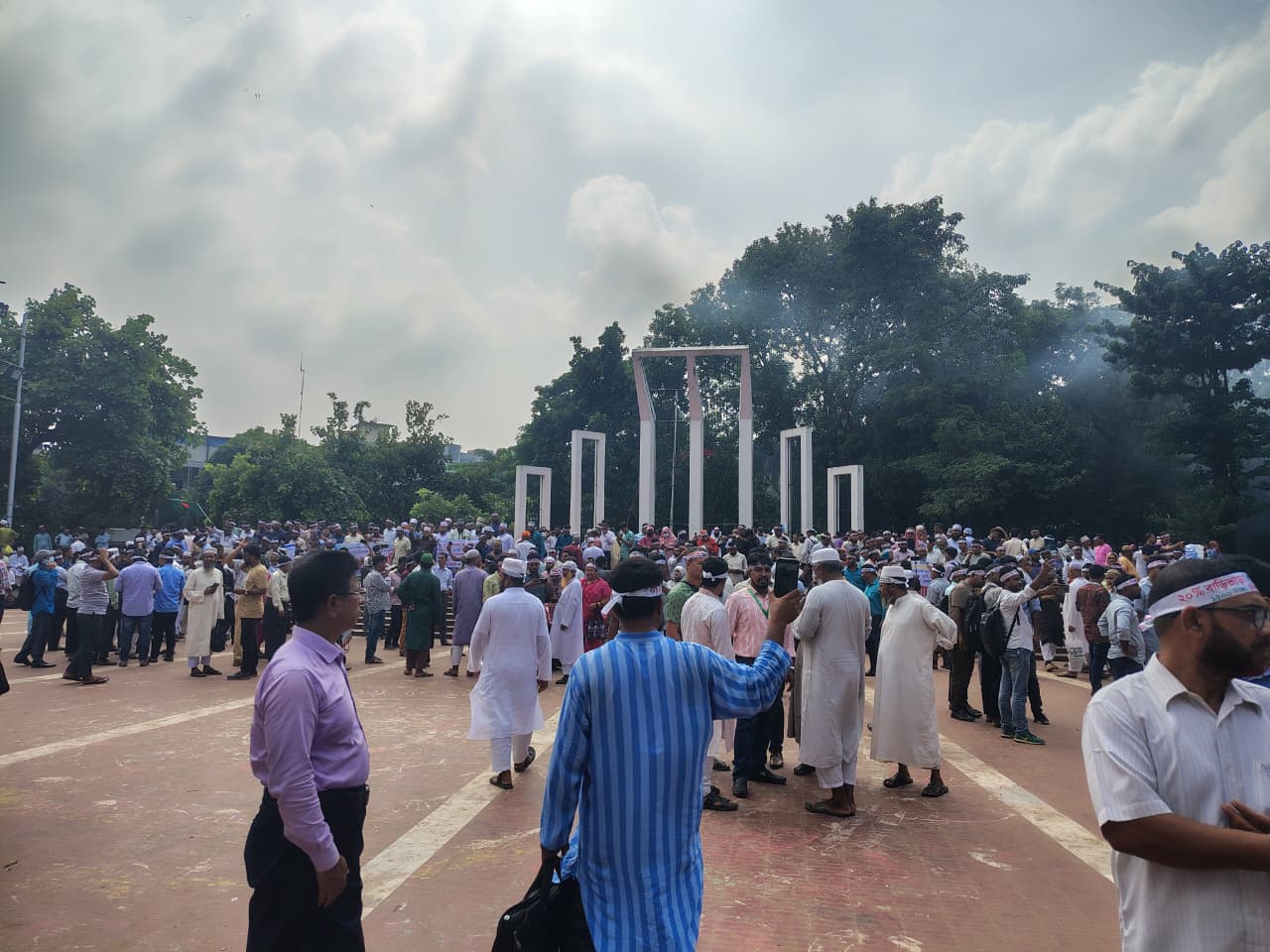 চতুর্থ দিনের মতো এমপিওভুক্ত শিক্ষক-কর্মচারীদের শহীদ মিনারে অবস্থান