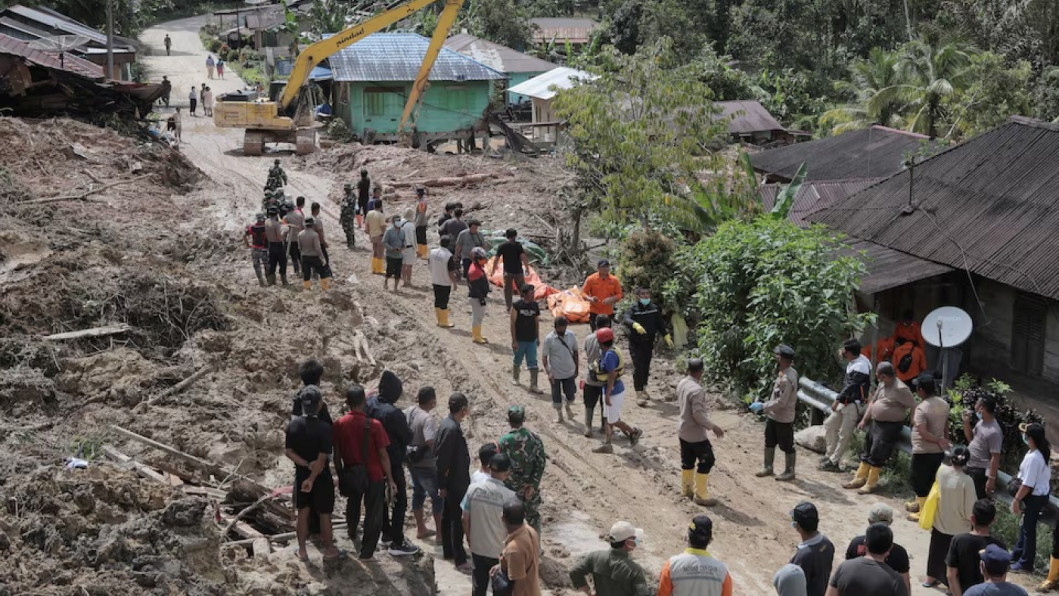 ইন্দোনেশিয়ায় বন্যা ও ভূমিধসে মৃত্যু ৩০৩, নিখোঁজ শতাধিক