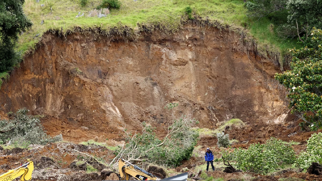 ইন্দোনেশিয়ায় ভূমিধসে নিহত ৭, নিখোঁজ ৮২