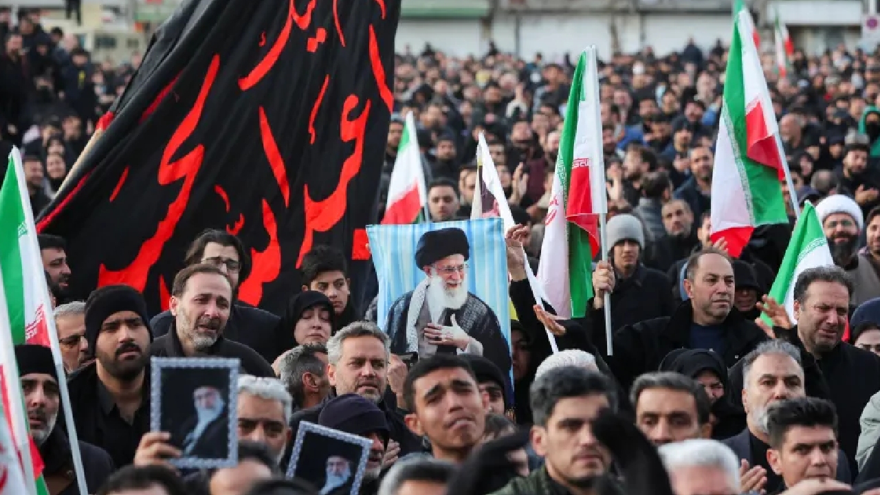 রাস্তায় খামেনির সমর্থকরা, ট্রাম্প ও নেতানিয়াহুকে হুঁশিয়ারি স্পিকারের