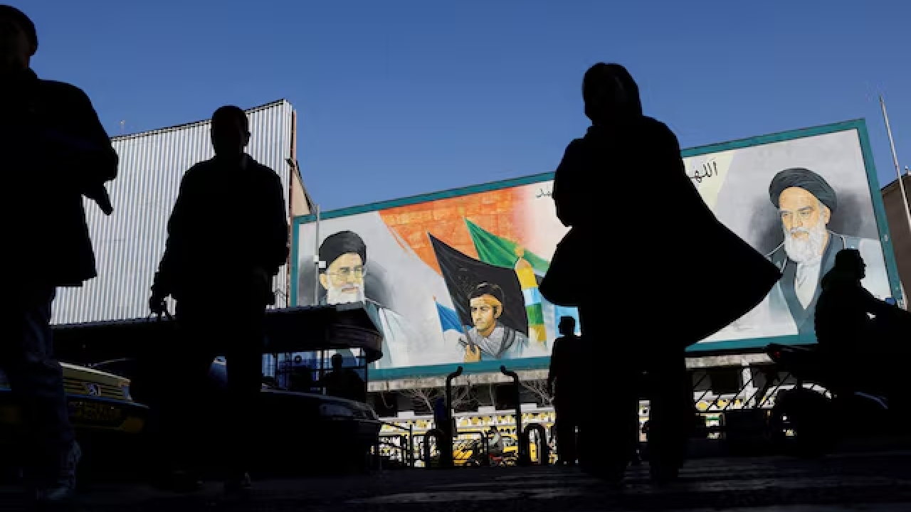 শাসনব্যবস্থা পরিবর্তন করতে ইরানে হামলা করবে আমেরিকা: রয়টার্স