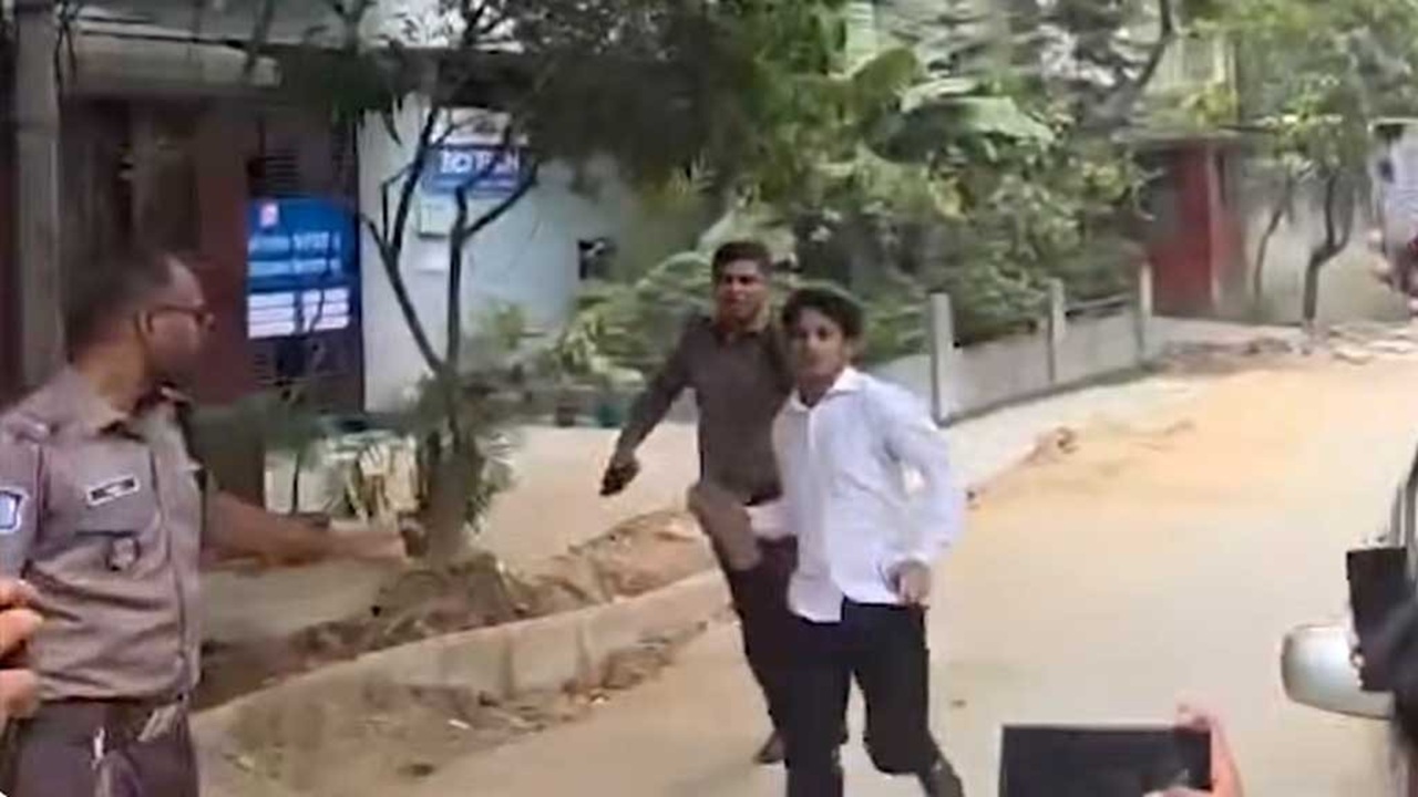 প্রধানমন্ত্রীকে নিয়ে কটূক্তি, রাশেদ প্রধানের বাসার সামনে বিক্ষোভ