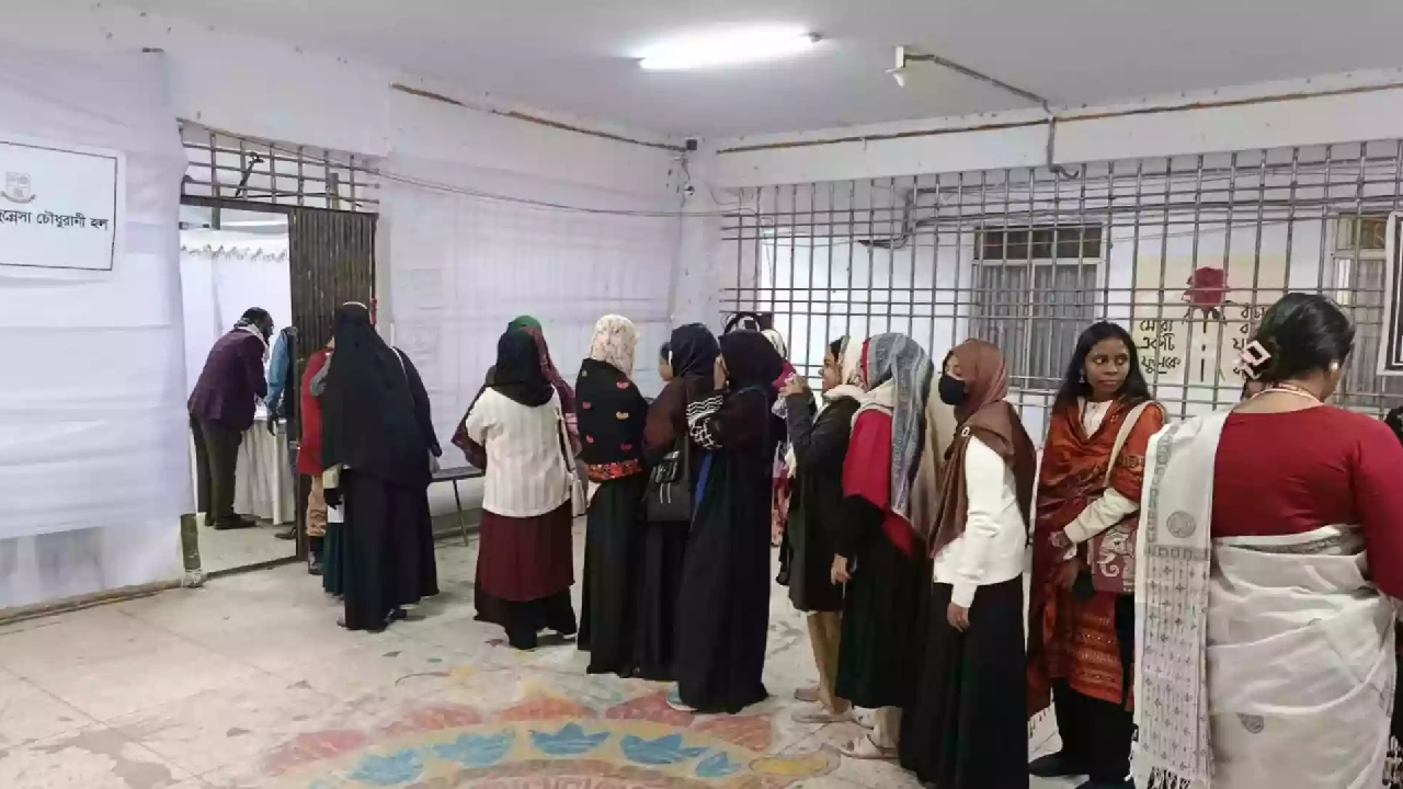 জকসুর ভোট গ্রহণ চলছে, ছাত্রদলের বিরুদ্ধে হামলার অভিযোগ