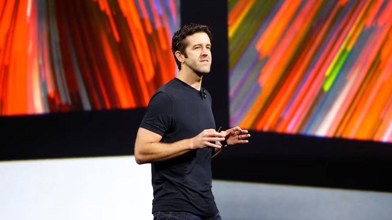 সরে গেলেন টিম কুক, অ্যাপলের নতুন সিইও কে এই জন টারনাস